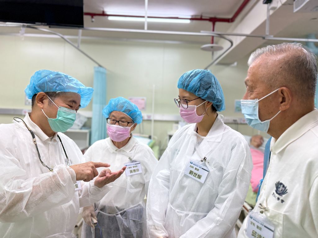 北區人醫會謝金龍醫師與十元醫師劉世媛於基隆創世義診現場